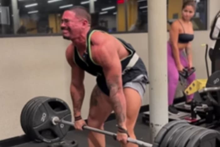 VÍDEO: atleta grava sangramento no próprio rosto ao levantar 200kg na academia