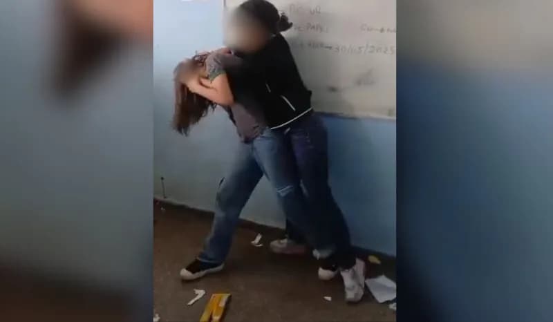 VÍDEO: Estudantes &#8216;saem na porrada&#8217; dentro de sala de aula, em Manaus