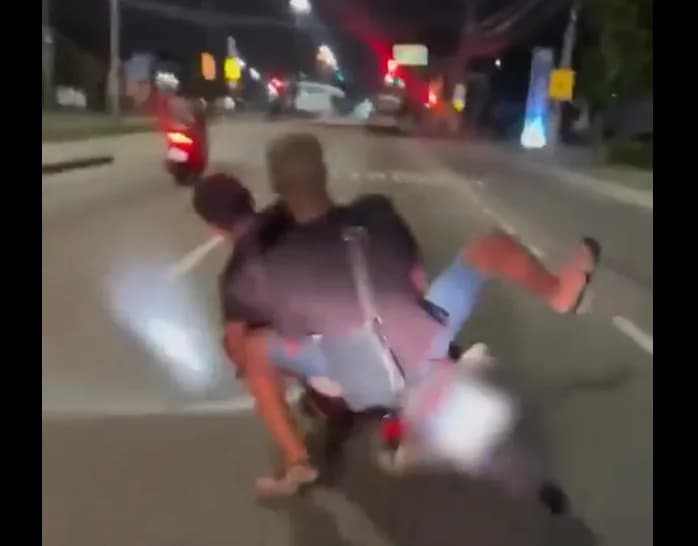 Homens são quase esmagados por carro durante &#8216;grau&#8217; em moto; vídeo