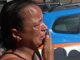 &#8220;Me perdoa, gente&#8221;: Mãe de preso por assalto a ônibus no RJ se desespera diante da delegacia; vídeo