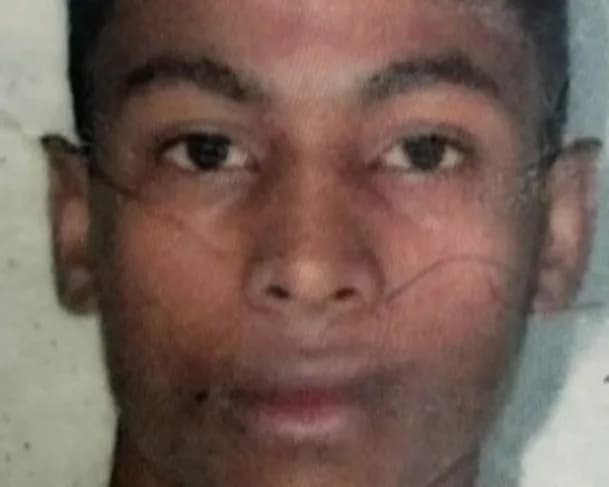 IMAGENS FORTES: jovem é torturado, baleado e queimado vivo em campo de futebol