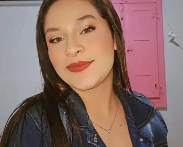 IMAGENS FORTES: Padrastro se desespera ao encontrar jovem morta dentro de casa