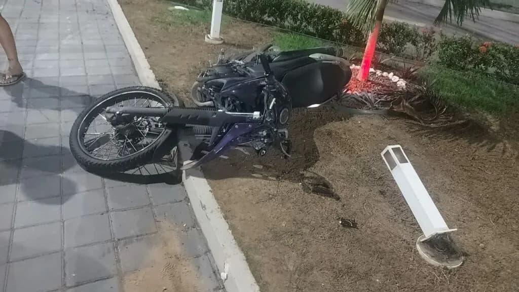 Motociclista morre após bater em poste em Manaus