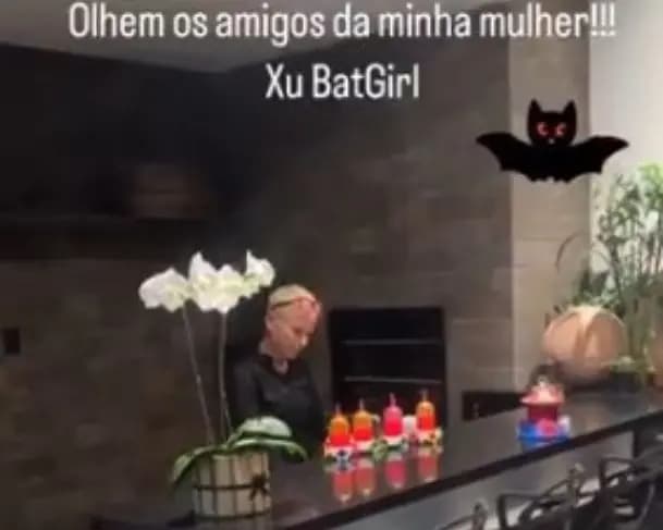 Xuxa aparece em vídeo alimentando morcegos em sua casa: &#8220;Xu Batgirl”