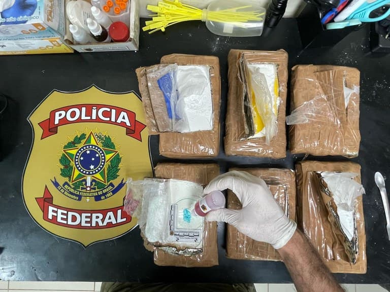 Passageira é presa com 7,8kg de cocaína em mala no aeroporto de Manaus