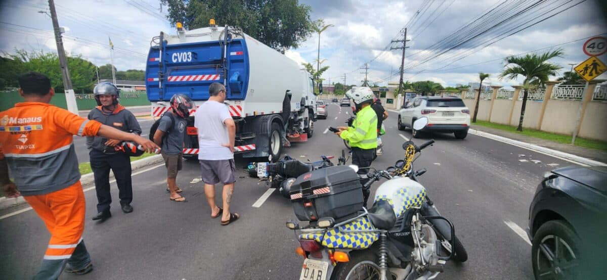 Motociclista de APP morre ao bater na traseira de caminhão de lixo em Manaus