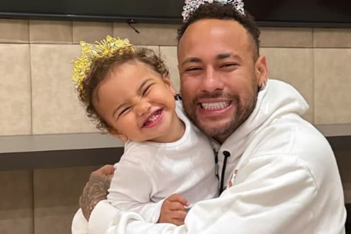 Diagnosticado com COVID-19 e afastado de jogos, Neymar aparece em foto abraçado com filha de 1 ano e fãs criticam
