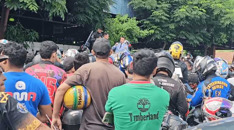 Em frente à CMM, motociclistas fazem protesto a PL que propõe regulamentação da profissão