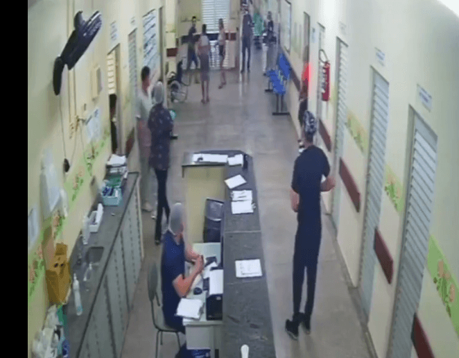 VÍDEO: Família se revolta com morte de idosa e destrói hospital no Amazonas