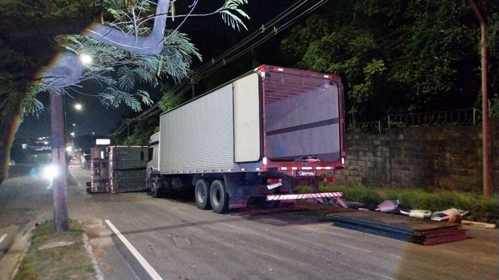 VÍDEO: Carreta tomba e causa congestionamento em trânsito de Manaus