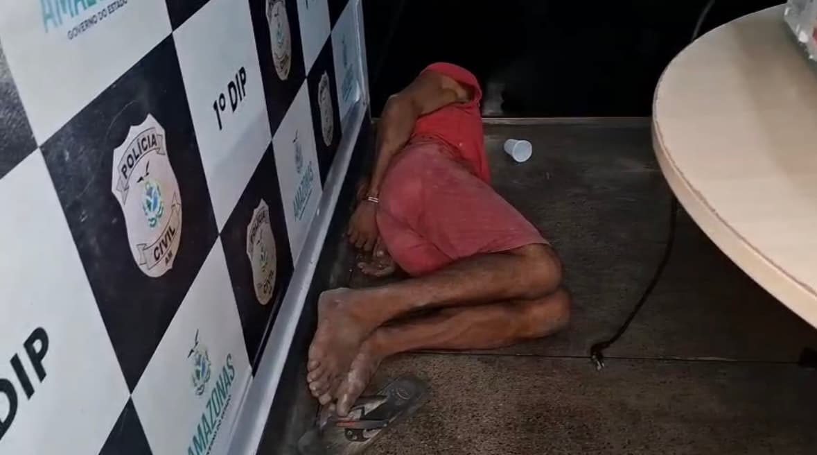VÍDEO: Homem tenta furtar ar-condicionado e outros objetos mas é preso pela polícia em Manaus