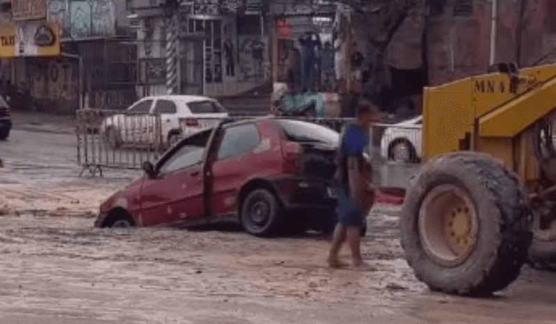 Veículos e ciclista caem em cratera aberta durante temporal na zona Leste de Manaus