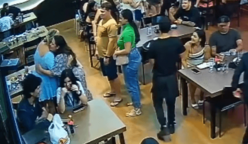 VÍDEO: Cliente comemora aniversário sozinha e recebe surpresa emocionante em restaurante de Manaus