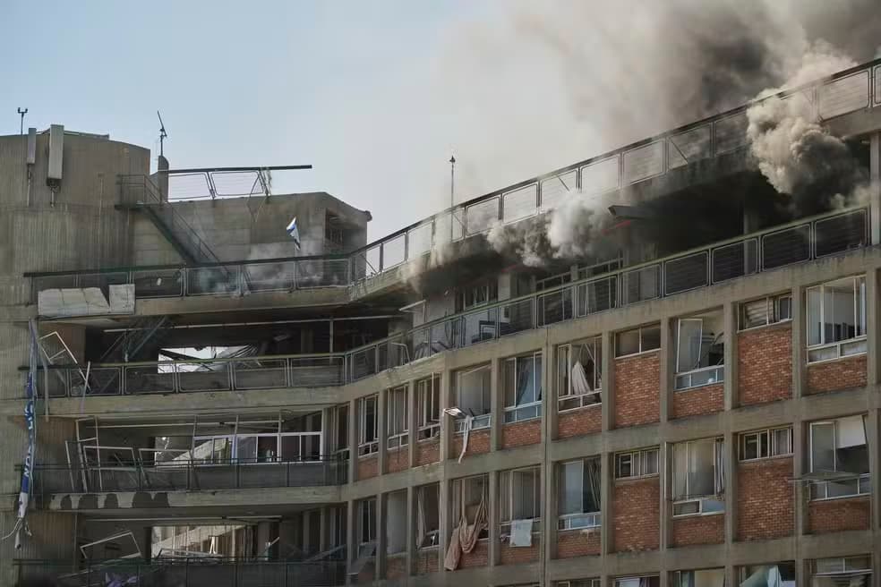 VÍDEO: Irã lança míssil em hospital israelense e deixa dezenas feridos, diz site