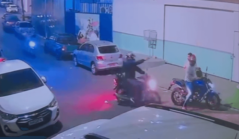 VÍDEO: Criminosos armados rendem motociclista de app e passageiro em Manaus