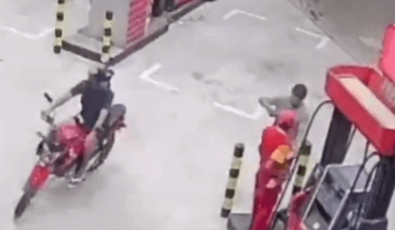 VÍDEO: Dupla de criminosos assalta frentista e clientes em posto de combustíveis em Manaus