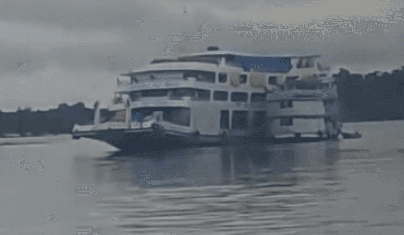 Tempestade faz embarcação encalhar por mais de 24h no AM