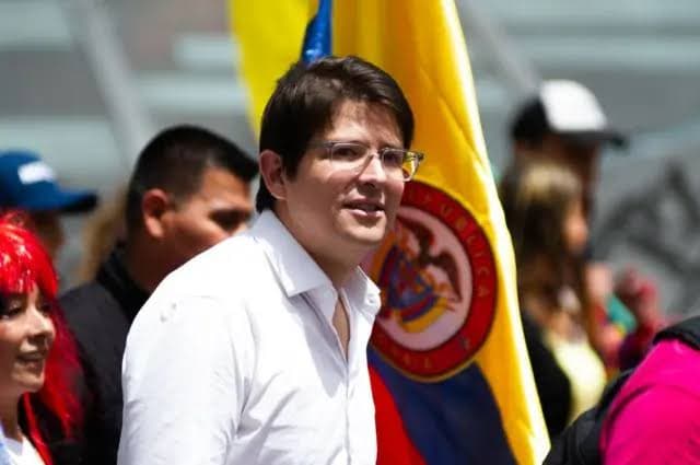 Pré-candidato à presidência da Colômbia que foi baleado na cabeça, apresenta sinais de melhora