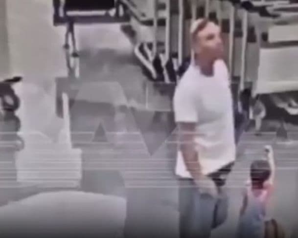 IMAGENS FORTES: homem joga bebê de cabeça no chão de aeroporto em Moscou