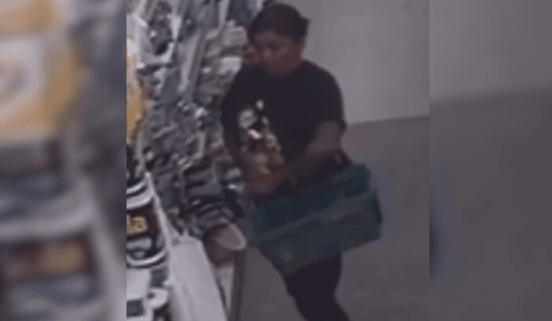 VÍDEO: Mulher furta café de supermercado em Manaus