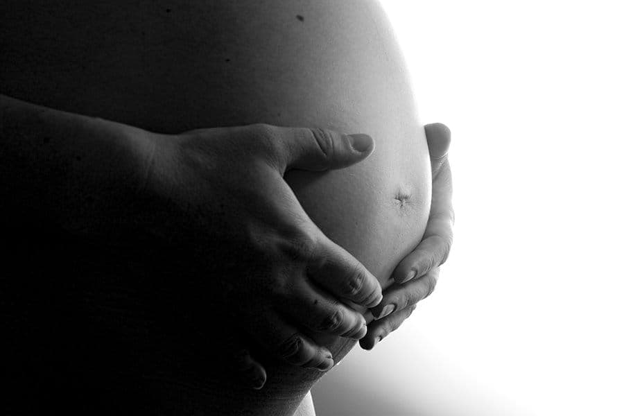 Adolescente de 15 anos esfaqueia pai para defender mãe grávida em SC