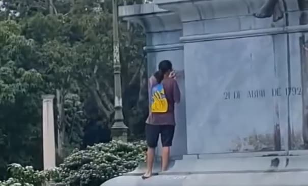 VÍDEO: jovem é obrigado a limpar monumento após pichação, em Belém
