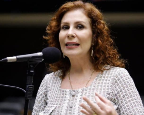 Hugo Motta afirma que Carla Zambelli deve ter mandato cassado pela Câmara dos Deputados