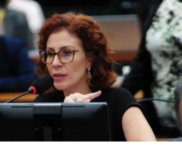 Prisão de Carla Zambelli na Itália só seria possível em locais públicos, afirma embaixador  do Brasil