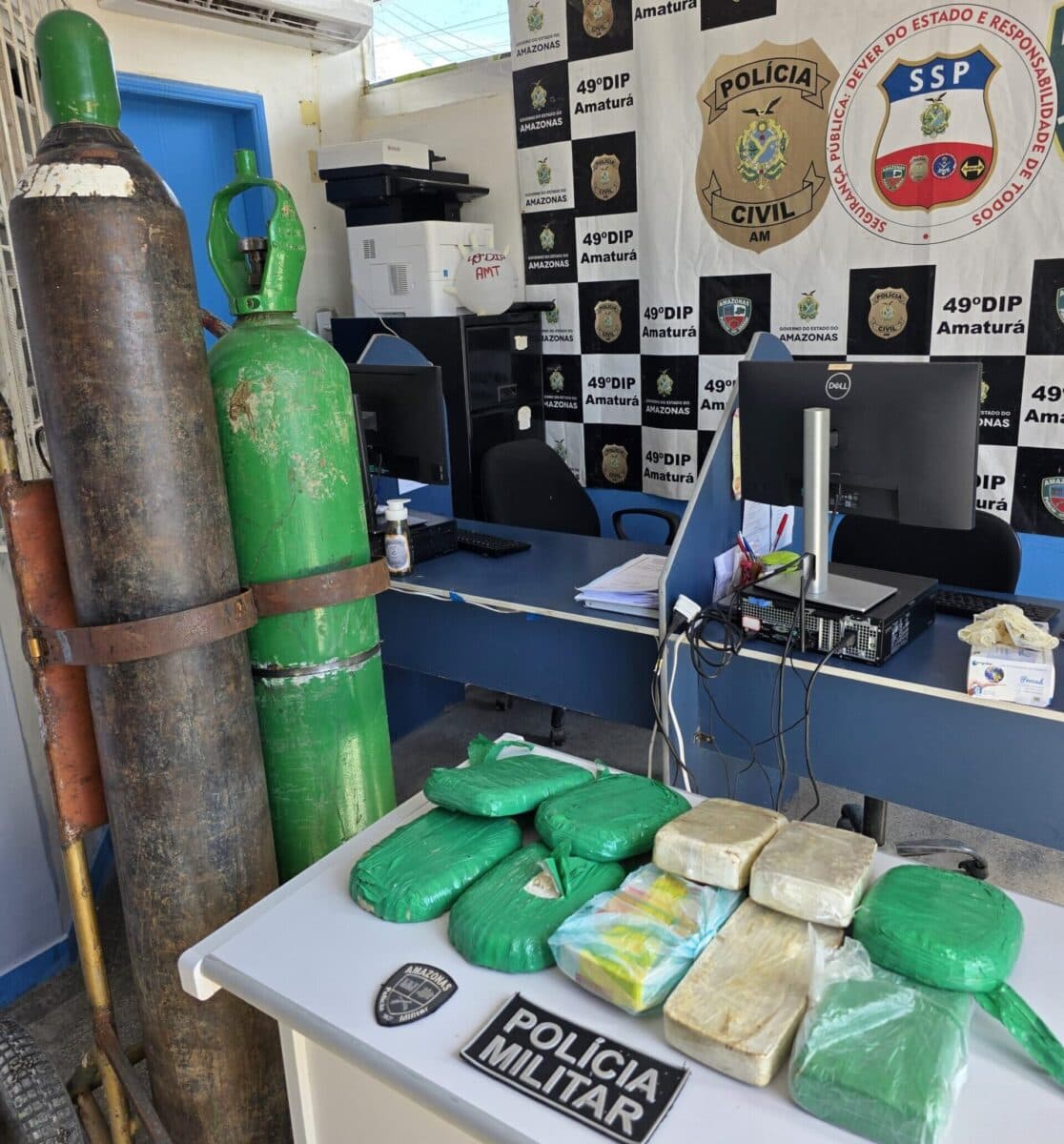 Suspeito é preso com 10 tabletes de drogas escondidos em cilindros de oxigênio em Amaturá