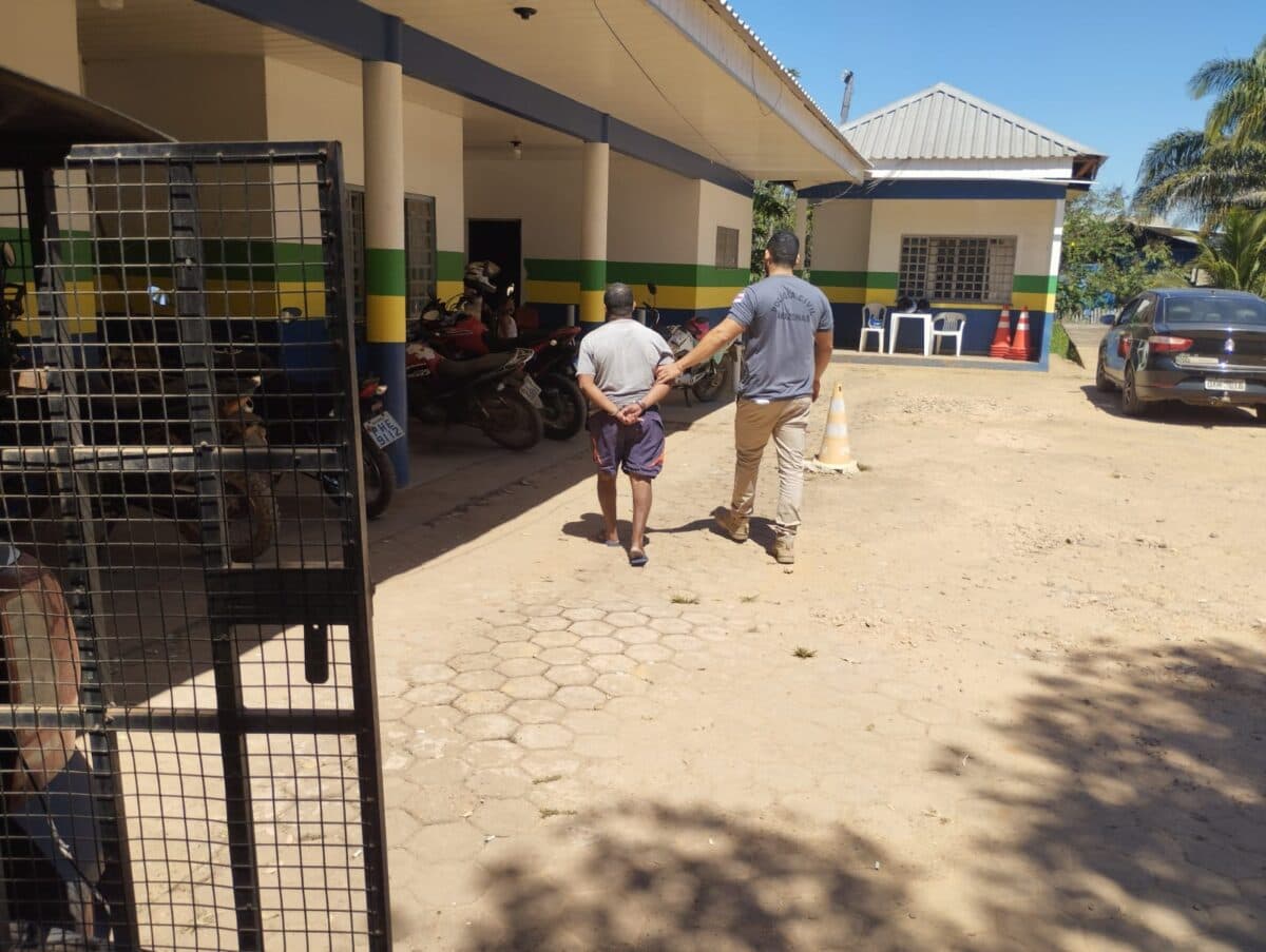 Padrasto é preso suspeito de estuprar e espiar enteada de 12 anos no banho em Lábrea