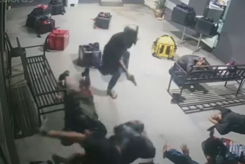 VÍDEO: Criminosos &#8216;fazem a limpa&#8217; durante assalto em temakeria de Manaus
