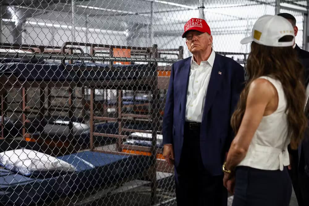 EUA: Trump visita prisão &#8220;Alcatraz dos Jacarés&#8221; para abrigar imigrantes ilegais