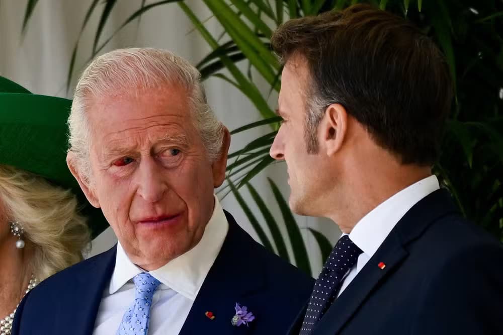 Rei Charles III aparece com olho vermelho em encontro com presidente francês