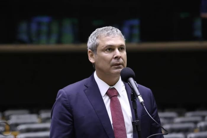 Líder do PT pede inclusão de Flávio e Jair Bolsonaro em inquérito por obstrução de investigação