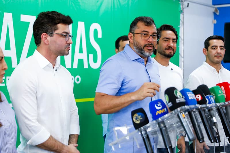 Wilson Lima entrega títulos definitivos a moradores do bairro Cidade Nova, em Manaus