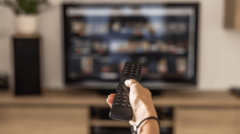 Mais da metade dos brasileiros acessa a internet pela TV, aponta pesquisa