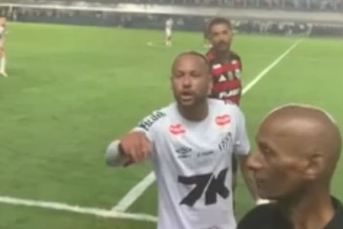 Neymar defende Danilo, do Flamengo, após ser chamado de &#8220;Mercenário&#8221;: “Respeita, porr*”