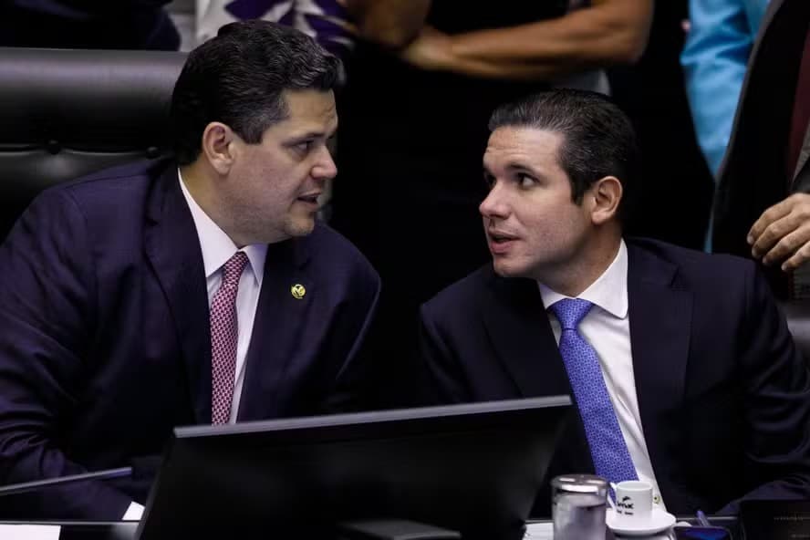 Alcolumbre e Motta congelam projeto de anistia após &#8216;tarifaço&#8217; de Trump; entenda