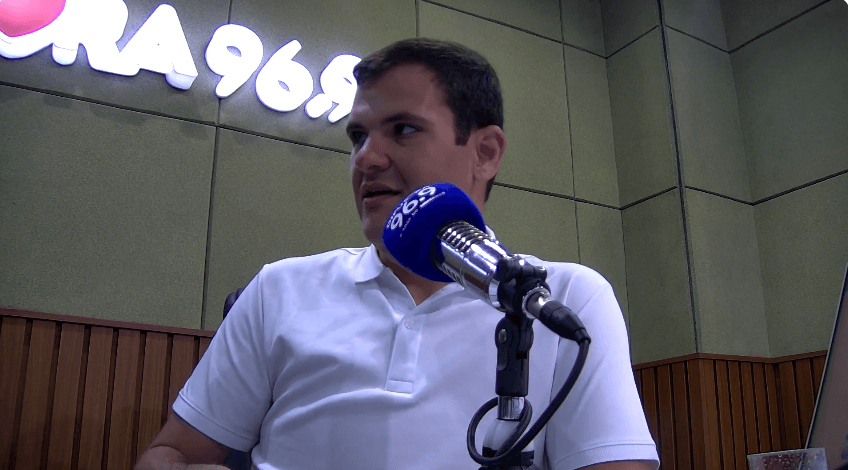 Dispositivo com I.A fixado em veículos vai identificar buracos nas ruas de Manaus, anuncia Renato Jr