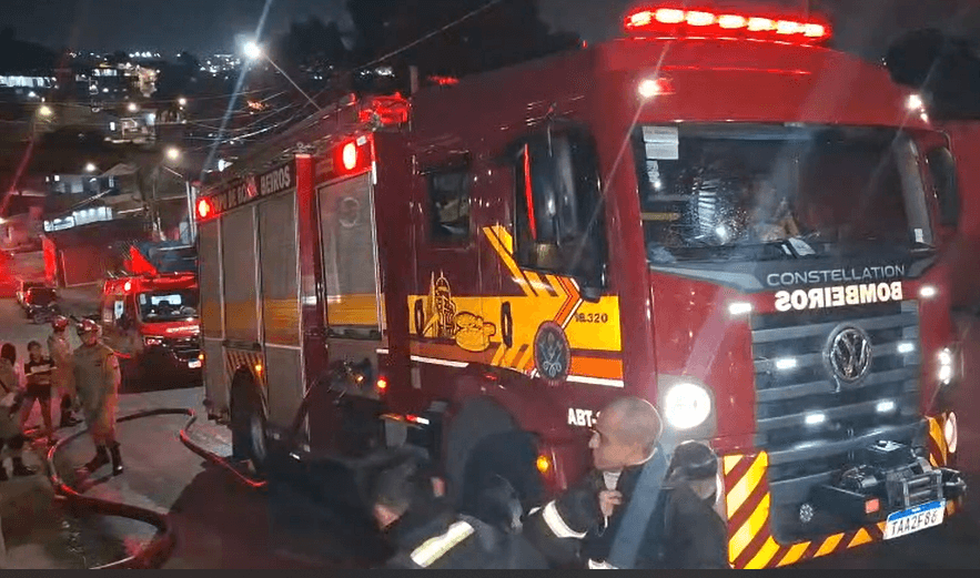 VÍDEO: Incêndio atinge 2 casas no bairro Jorge Teixeira, em Manaus