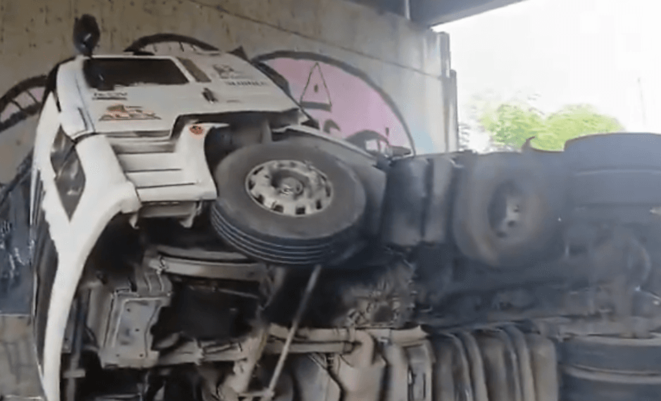VÍDEO: Carreta tomba em passagem de nível em Manaus