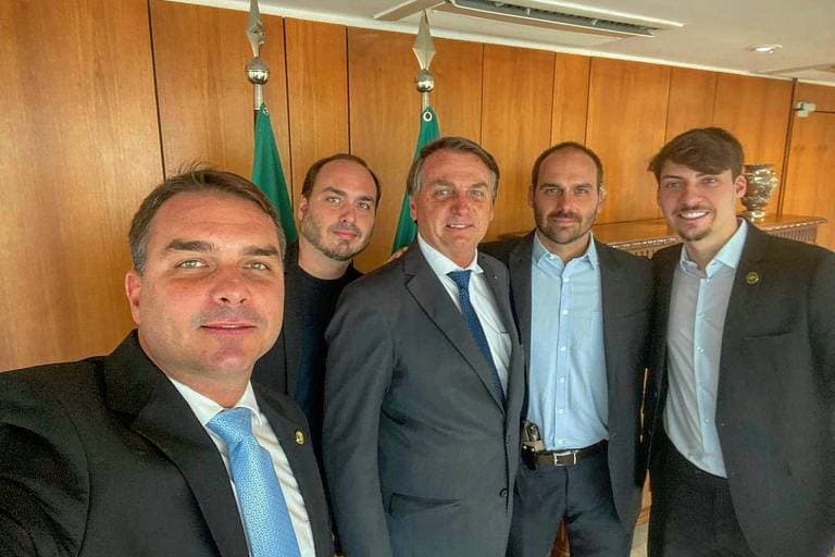 PT chama família Bolsonaro de &#8216;vira-lata&#8217; e alfineta: “Vive abaixando a cabeça pros gringos”