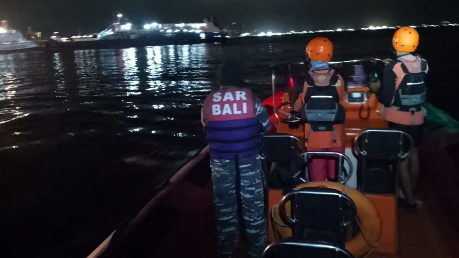 VÍDEO: Na Indonésia, 5 pessoas morrem e 37 estão desaparecidas após naufrágio de balsa
