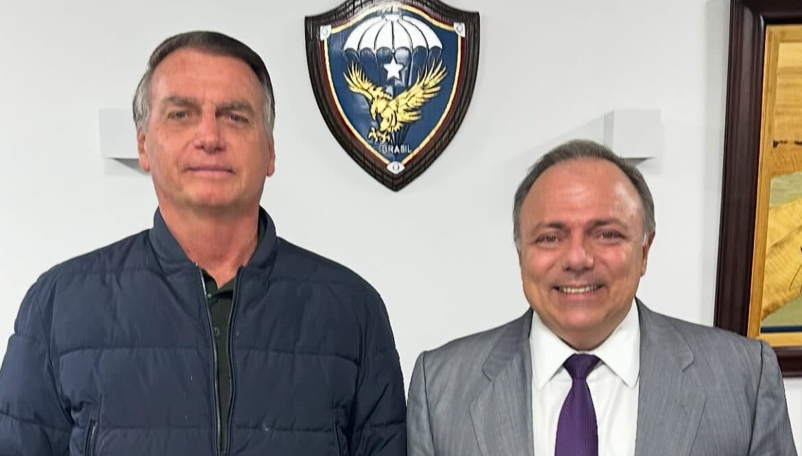  Pazuello sai em defesa de ex-presidente com hashtag: “Deixem Bolsonaro em paz!”