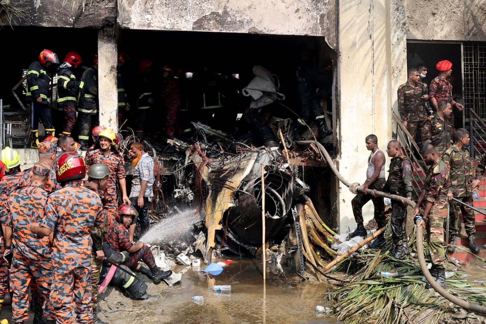 Sobe para 27 o número de mortos após queda de jato da Força Aérea de Bangladesh