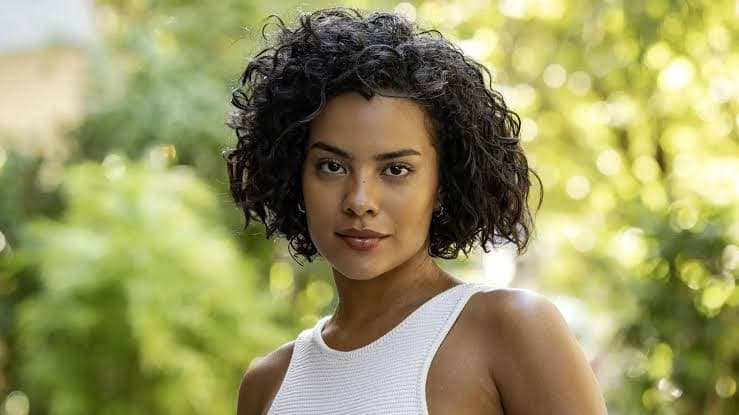 Bella Campos diz receber comentários racistas sobre personagem em &#8216;Vale Tudo&#8217;: &#8220;Adoram falar que eu continuo com cara de pobre&#8221;