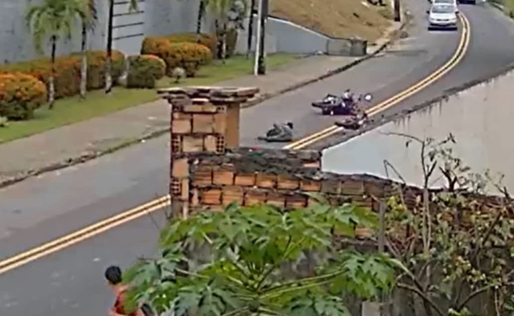 Câmera registra colisão entre motociclistas na zona Leste de Manaus