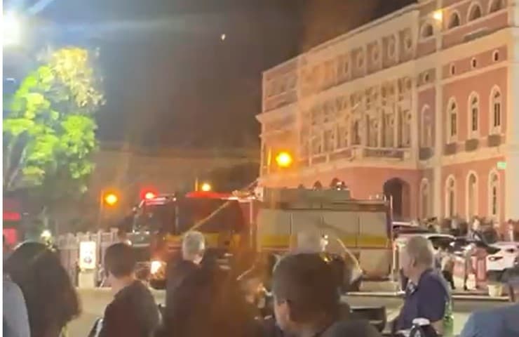 VÍDEO: Incêndio atinge restaurante Tambaqui de Banda no Largo São Sebastião