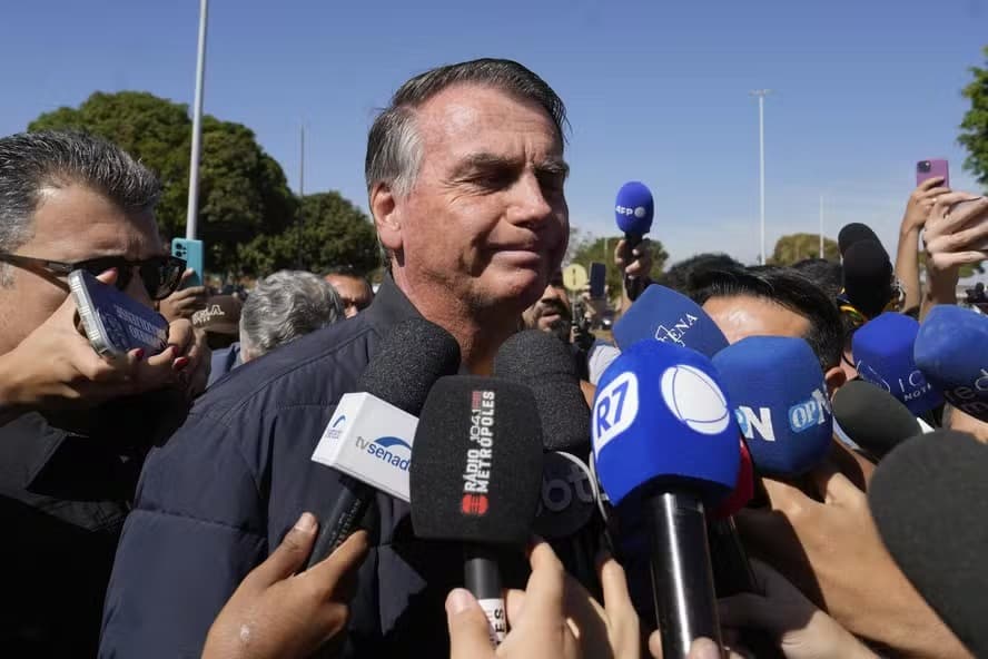 Bolsonaro diz que não sabia do pendrive encontrado no banheiro: &#8220;Vou perguntar da minha esposa se era dela&#8221;