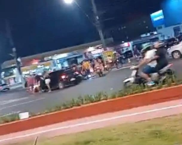 Motociclista derrapa em pista e é atingido por carro no Viaduto Rei Pelé